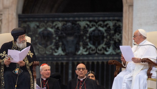Pope-Francis-and-Leader-of-the-Coptic-Orthodox-Church-of-Alexandria-Pope-Tawadros-II-