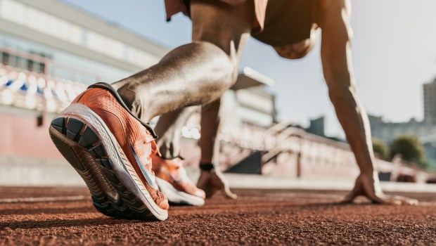COURSE-BASKETS-COUREUR-SPORT-ATHLETISME-shutterstock