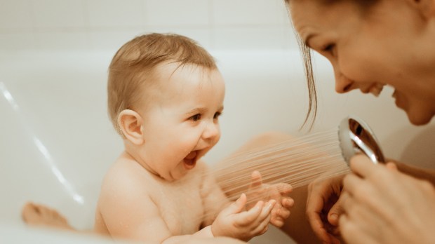 mom-baby-bath-