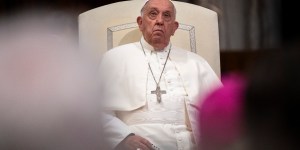 Pope leads Rosary for world peace (Photos)
